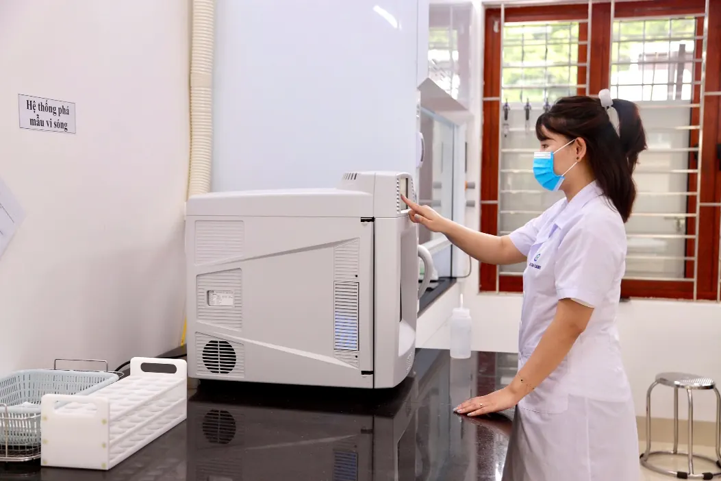 Kỹ thuật viên Lào Cai Labs thao tác tại hệ thống phá mẫu